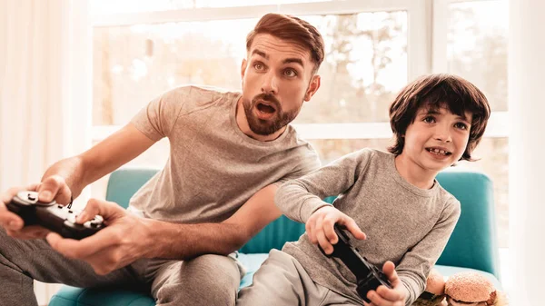 Vater Und Sohn Sitzen Und Spielen Der Konsole Sitzender Junge — Stockfoto