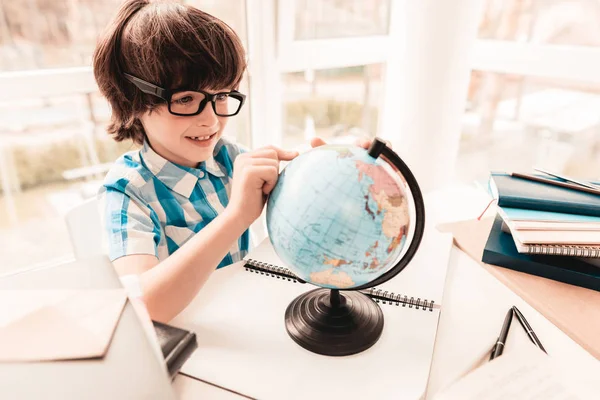 Маленький Хлопчик Окулярах Вивчає Глобус Освіта Вдома Білий Стіл Кімнаті — стокове фото