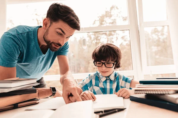 Niño Pequeño Con Gafas Haciendo Deberes Con Papá Educación Casa — Foto de Stock