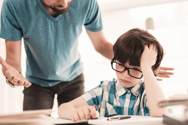 Menino Óculos Fazer Trabalhos Casa Com Pai Educação Casa Mesa — Fotografia de Stock