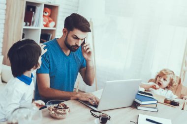 Oğulları ile zaman geçirir. Baba çocuk yetiştirme devreye girer. En büyük oğulları bir kahvaltı yemek yiyor. Çalışma ve Talking cep telefonu üzerinde babasıdır. İnsanlar masada oturuyor. Evde bulunan insanlar.