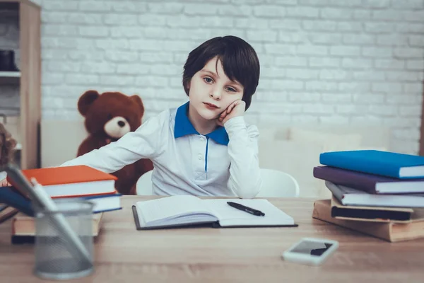 Niño Está Haciendo Tarea Niño Niño Pelo Negro Chico Está —  Fotos de Stock