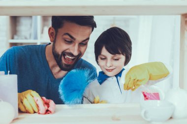 Adam oğluyla vakit geçiriyor. Çocuk Baba çocuk yetiştirme devreye girer. Baba bir oğul bir temizleme öğretiyor. Baba ve oğul mobilya yüzeyleri toz silin. İnsanlar yatak odasında yer alan.