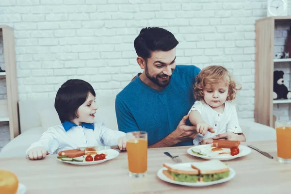 Man Tillbringar Tid Med Sina Söner Fader Pojkar Engagerad Att — Stockfoto