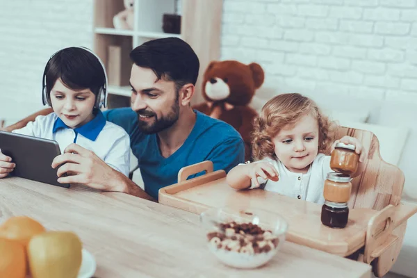 Padre Los Niños Dedica Criar Niños Hijo Mayor Con Padre — Foto de Stock