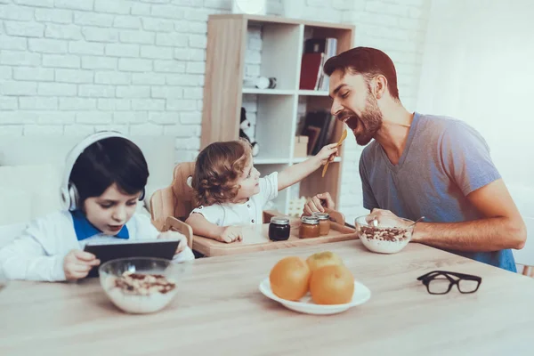 Hombre Pasa Tiempo Con Sus Hijos Padre Los Niños Dedica — Foto de Stock