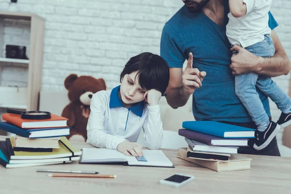 Vader Van Jongens Houdt Zich Bezig Met Het Verhogen Van — Stockfoto