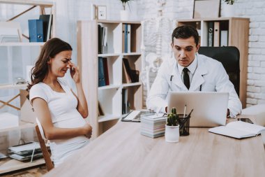 Hamile kız, jinekolog doktor. Doktor bir genç adam üzgün onun karnına dokunmak ve ağlayan bir kadındır. Doktor yazarak bir laptop var. Masada oturan insanlar. Kliniği'nde yer alan insanlar.