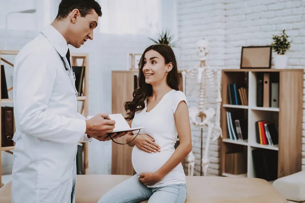 Schwangere Beim Frauenarzt Arzt Ist Ein Junger Mann Arzt Schreibt — Stockfoto