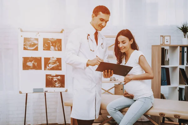 Pregnant Girl Gynecologist Doctor Doctor Young Man Doctor Showing Something — Stock Photo, Image