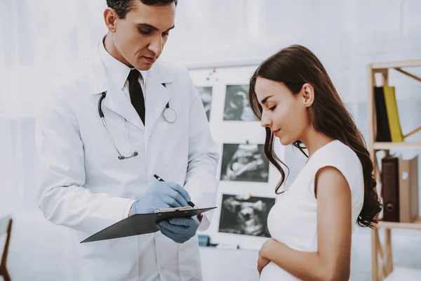 Schwangere Beim Frauenarzt Arzt Ist Ein Junger Mann Arzt Schreibt — Stockfoto