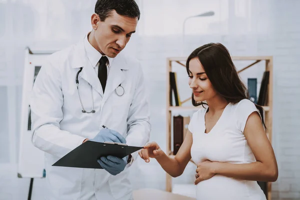 Schwangere Beim Frauenarzt Arzt Ist Ein Junger Mann Arzt Schreibt — Stockfoto