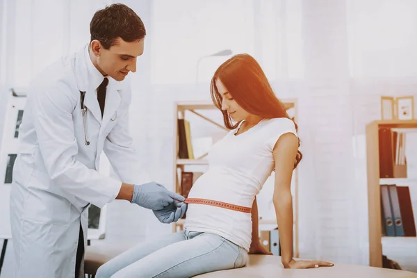 Беременная Девушка Врача Гинеколога Доктор Молодой Человек Доктор Измеряет Живот — стоковое фото