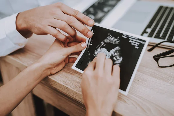 Terhes Lány Nőgyógyász Férfi Orvos Ultrahang Találatai Orvos Ember Fából — Stock Fotó