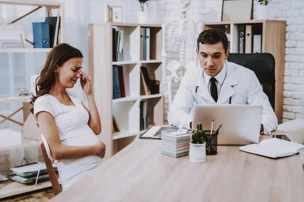 Schwangere Beim Frauenarzt Arzt Ist Ein Junger Mann Die Aufgebrachte — Stockfoto