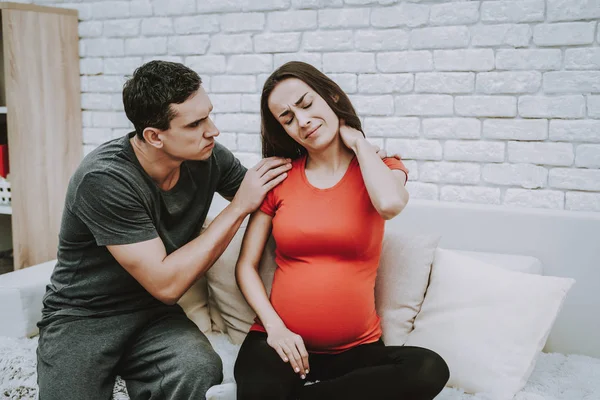 Mujer Sintiendo Dolor Cuello Mujer Una Joven Morena Embarazada Hombre —  Fotos de Stock