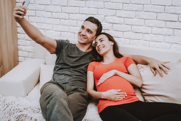 Couple Doing Selfie Mobile Phone Couple Man Pregnant Woman Girl — Stock Photo, Image