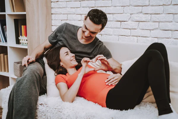 Couple Relaxing Couch Couple Man Pregnant Woman Persons Happy Smiling — Stock Photo, Image