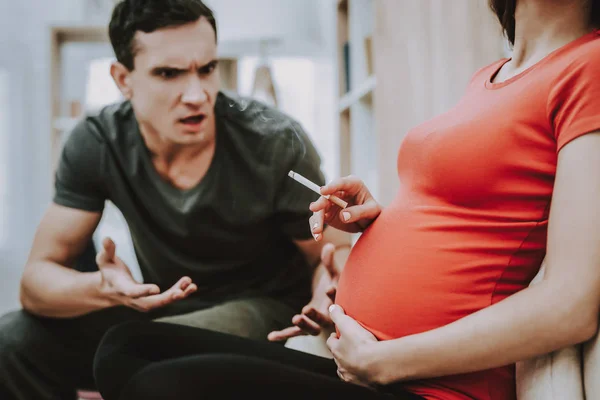 Chokeret Man Argues Med Sin Kone Kone Kaukasisk Gravid Pige - Stock-foto