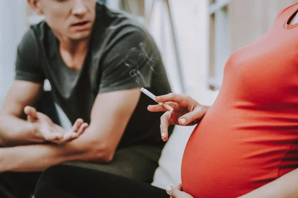 Mannen Argumenterar Med Hans Fru Fru Kaukasiska Gravid Flicka Flickan — Stockfoto