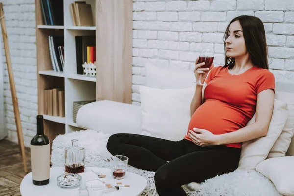 Frau Vor Dem Fernseher Frau Ist Eine Junge Brünette Schwangere — Stockfoto