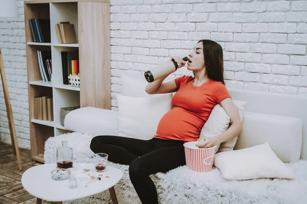 Frau Trinkt Wein Aus Flasche Und Isst Popcorn Frau Ist — Stockfoto