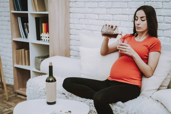 Frau Gießt Whisky Von Flasche Glasschale Frau Ist Eine Junge — Stockfoto