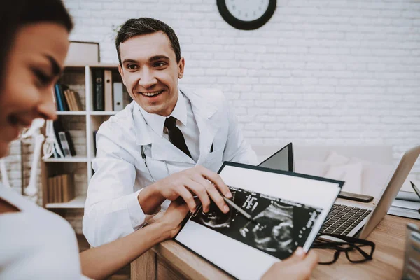 Schwangere Beim Frauenarzt Arzt Ist Ein Junger Mann Arzt Zeigt — Stockfoto