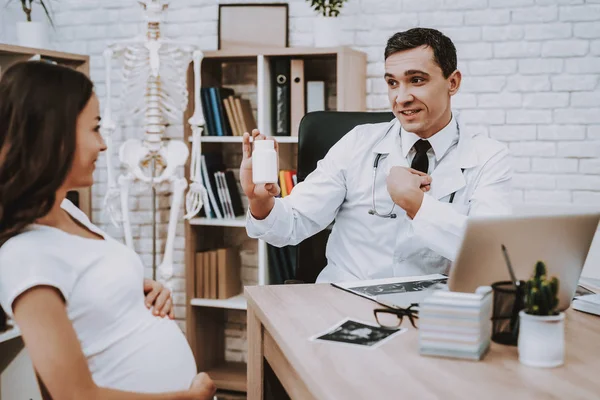 Schwangere Beim Frauenarzt Arzt Ist Ein Junger Mann Mädchen Berührt — Stockfoto