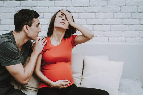 Mujer Sintiendo Dolor Cabeza Mujer Una Joven Morena Embarazada Hombre —  Fotos de Stock