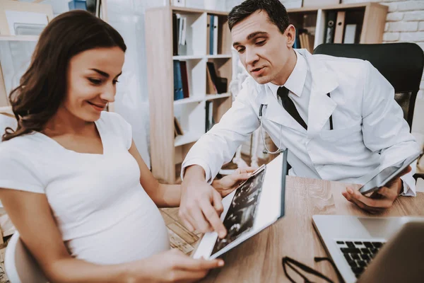 Terhes Lány Nőgyógyász Orvos Orvos Egy Fiatal Ember Orvos Mutatja — Stock Fotó