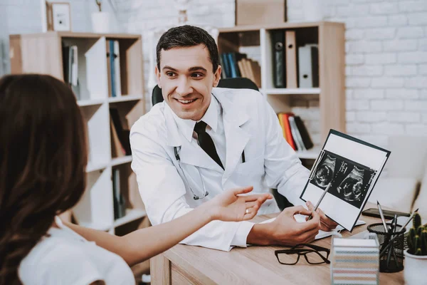 Menina Grávida Médico Ginecologista Doutor Jovem Doutor Mostrando Resultados Ultra — Fotografia de Stock