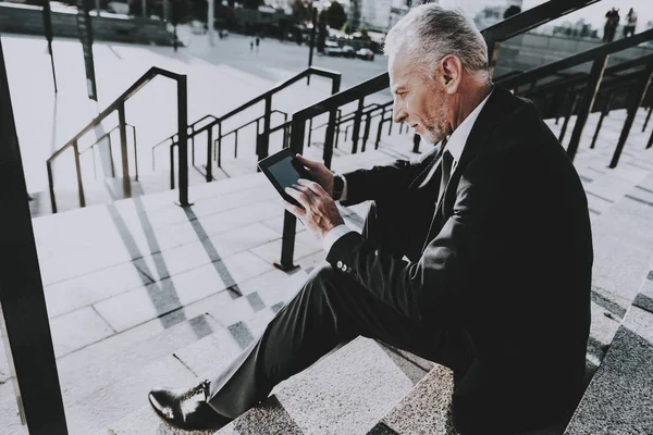Бизнесмен Использует Планшетный Компьютер Бизнесмен Старый Улыбающийся Человек Человек Смотрит — стоковое фото