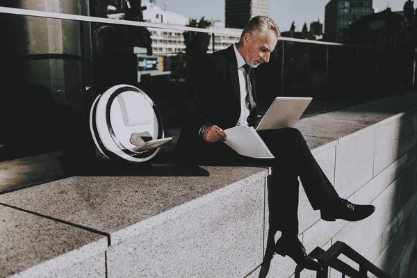 Hombre Negocios Está Usando Una Computadora Portátil Hombre Negocios Viejo — Foto de Stock