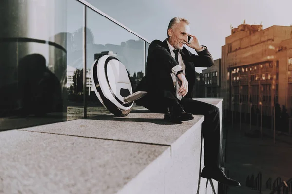 Hombre Negocios Está Hablando Por Teléfono Móvil Hombre Negocios Viejo — Foto de Stock