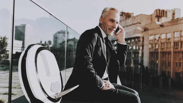 Hombre Negocios Está Hablando Por Teléfono Móvil Hombre Negocios Viejo — Foto de Stock