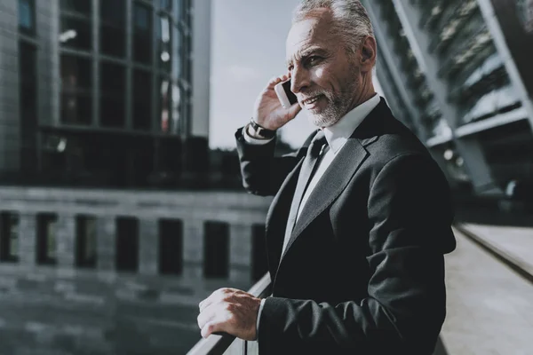 Geschäftsmann Telefoniert Geschäftsmann Ist Ein Alter Lächelnder Mann Mann Schwarzen — Stockfoto