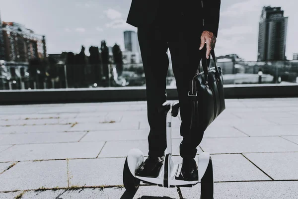 Empresário está montando no giroscópio — Fotografia de Stock