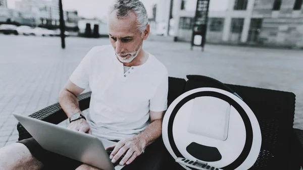 Hombre Está Usando Una Computadora Portátil Viejo Sonriente Persona Está — Foto de Stock