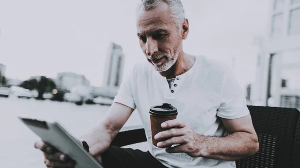 Mannen Använda Tablet Man Tittar Tablet Skärmen Åldringen Leende Man — Stockfoto