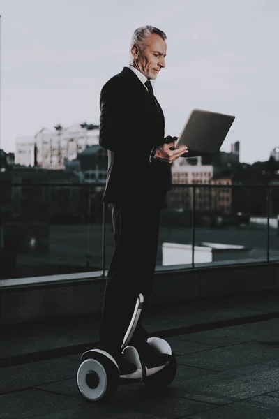 Hombre Negocios Está Montando Gyroboard Hombre Está Usando Escribiendo Ordenador — Foto de Stock