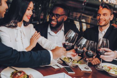 Toplantı kapalı restoranında mı Businessmans. Grup iş insanlar Geting sipariş restoranda. Şirket, işbirliği kavramı. Takım profesyonel çalışan. Ekip çalışması. Şerefe gözlük şarap.