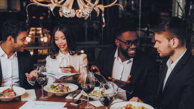İş insanlar yemek Restaurant konseptini toplantı. Toplantı kapalı restoranında mı Businessmans. Grup iş insanlar Geting sipariş restoranda. Şirket, işbirliği kavramı. Takım çalışması.