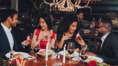 İki erkek arkadaş kız evlilik teklif. Grup Happy Friends restoranda Dating tadını çıkarıyor. Çift Kişilik Çift restoranda. Aşk dating romantik çift. Romantik kavramı.