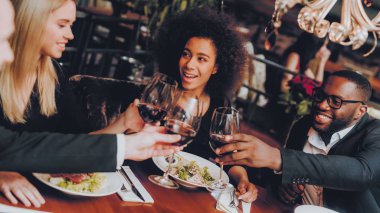 Grup Happy Friends restoranda Dating tadını çıkarıyor. Çift Kişilik Çift restoranda. Aşk dating romantik çift. Arkadaşlar bir restoran yapma sırayla. Romantik kavramı. Gözlük şarap dökme