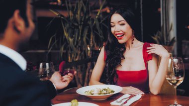Kız arkadaşıma evlenme teklif İspanyol yakışıklı adam. Aşk dating romantik çift. En adam ve kız bir restoranda. Romantik kavramı. Bir evlenme teklifi almak çekici kadın şaşırttı.