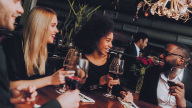 Grup iş insanlar Geting sipariş restoranda. Toplantı kapalı restoranında mı Businessmans. Şirket, işbirliği kavramı. Takım profesyonel çalışan. Ekip çalışması. Menü tutarak.