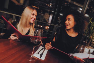 Grup iş kadın Geting sipariş restoranda. Toplantı kapalı restoranında mı Businessmans. Şirket, işbirliği kavramı. Takım profesyonel çalışan. Ekip çalışması. Menü tutarak.