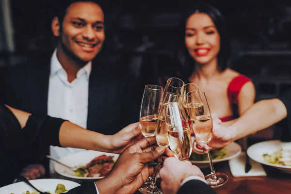 Freunde Chillen Beim Essen Restaurant Gruppe Glücklicher Freunde Die Sich — Stockfoto