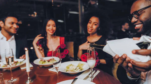 Grupo Amigos Felizes Apreciando Namoro Restaurante Casal Duplo Namoro Restaurante — Fotografia de Stock